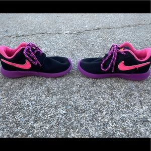 Toddler 8c Nike Roshe’s